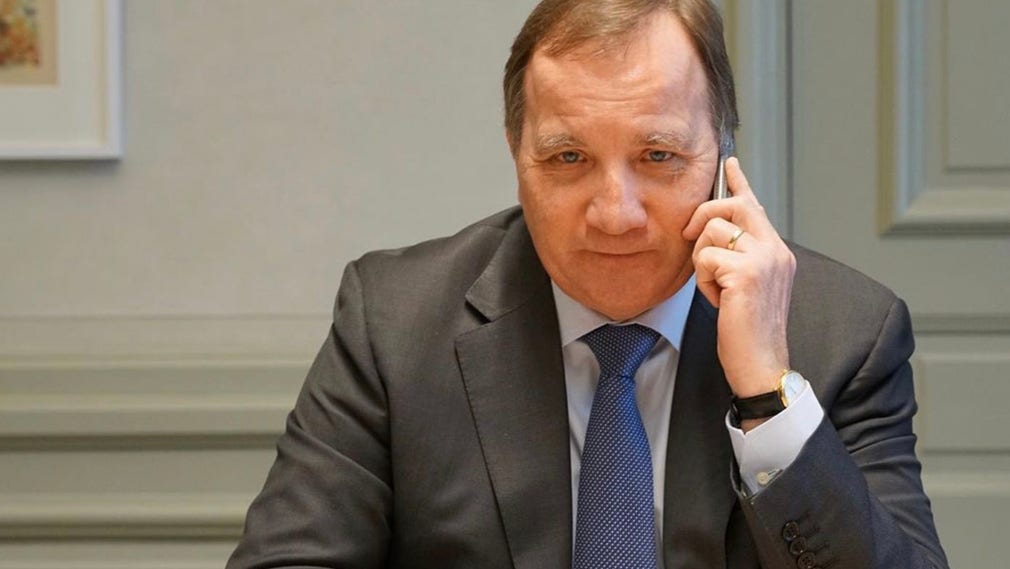 Stefan Löfven talar med WHO-chefen.