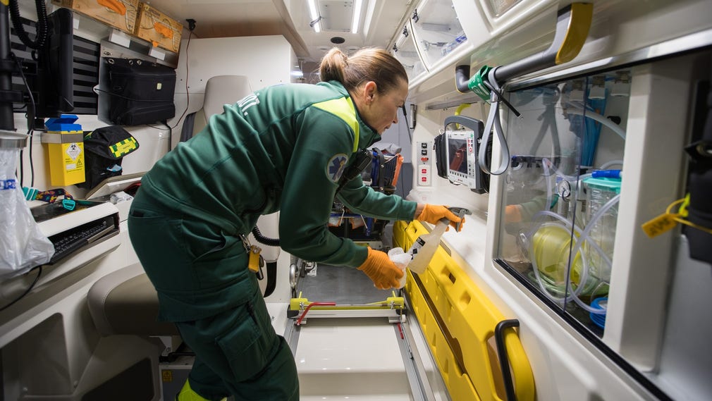 Marjout Öberg spritar ytorna i ambulansen. – Det är jätteviktigt att bilen är ren, säger hon.