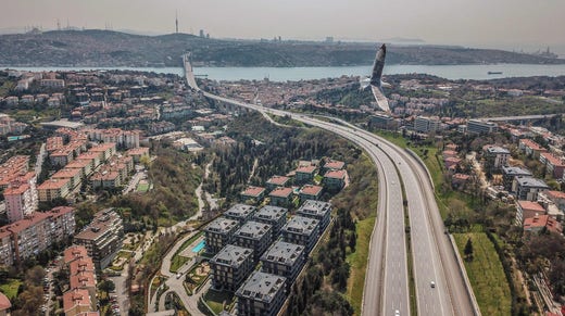 Tomt på motorvägen i Istanbul på lördagen.