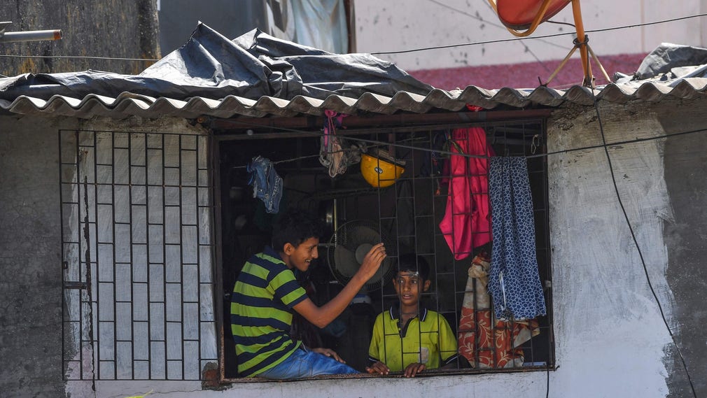 En miljon människor bor trångt i Dharavi.