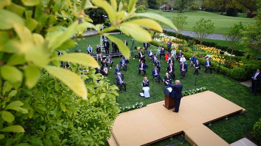 Donald Trump i Vita husets rosenträdgård inför glest placerade reportrar på tisdagen.