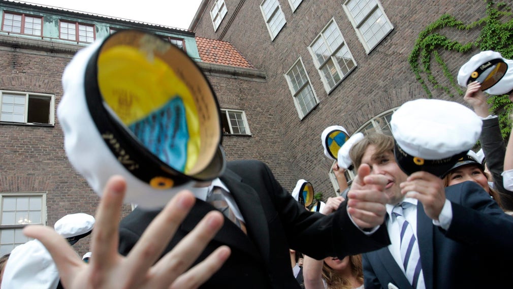 Elever på Östra Real i Stockholm tar studenten 2005.
