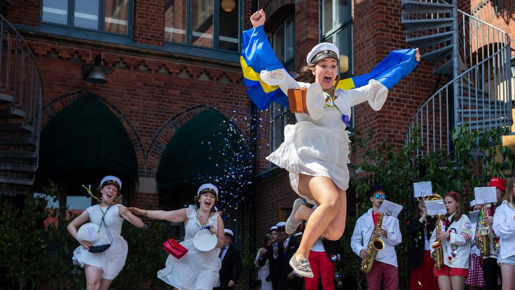 Nyblivna studenter springer ut från Katedralskolan i Lund i fjol.