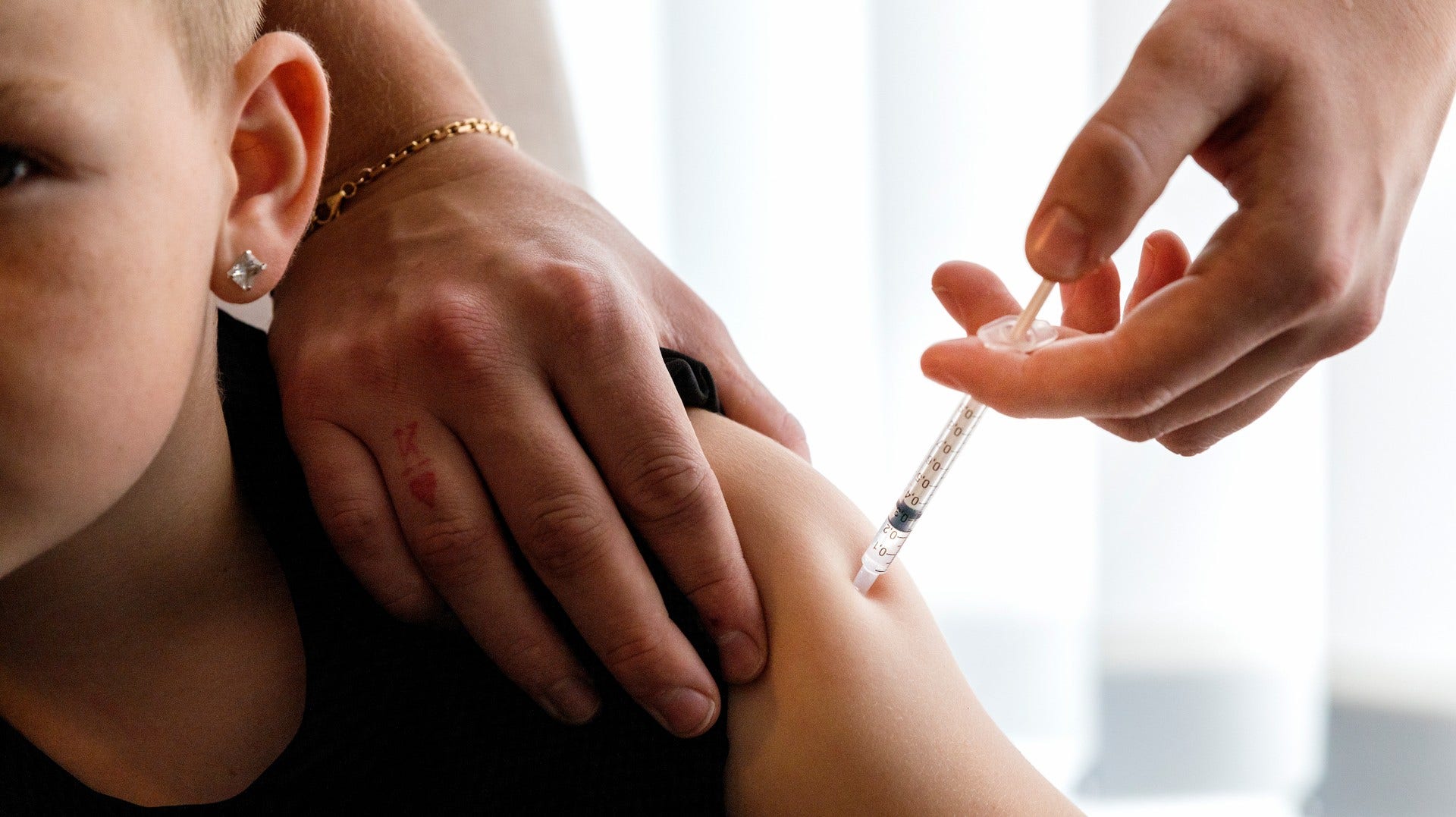 Vaccin mot sars-cov-2 forskas det på över hela jorden, och många studier är i gång. Tanken är att sådant snabbt ska utvecklas och leda till så kallad flockimmunitet, skriver Johan Frostegård.