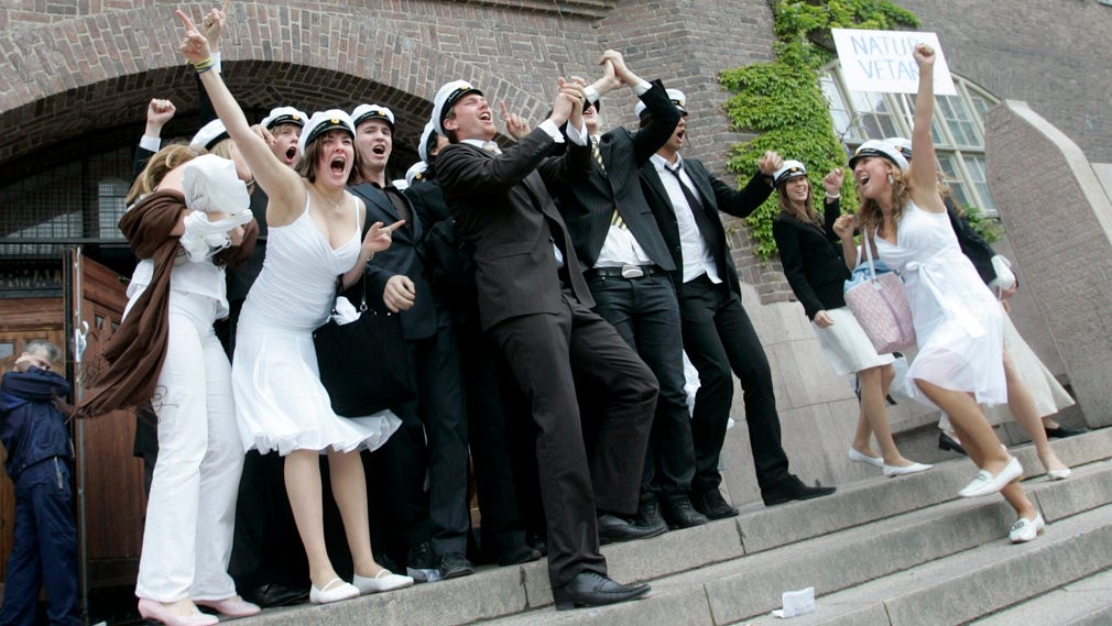 Studenter springer ut från gymnasieskolan Östra Real i Stockholm 2005.