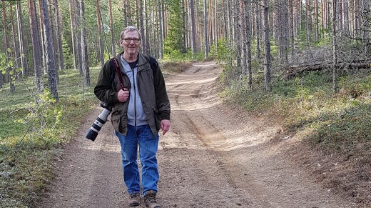 Journalisten Kjell R. Hermansen känner till skogarna i gränsområdet Morokulien väl.