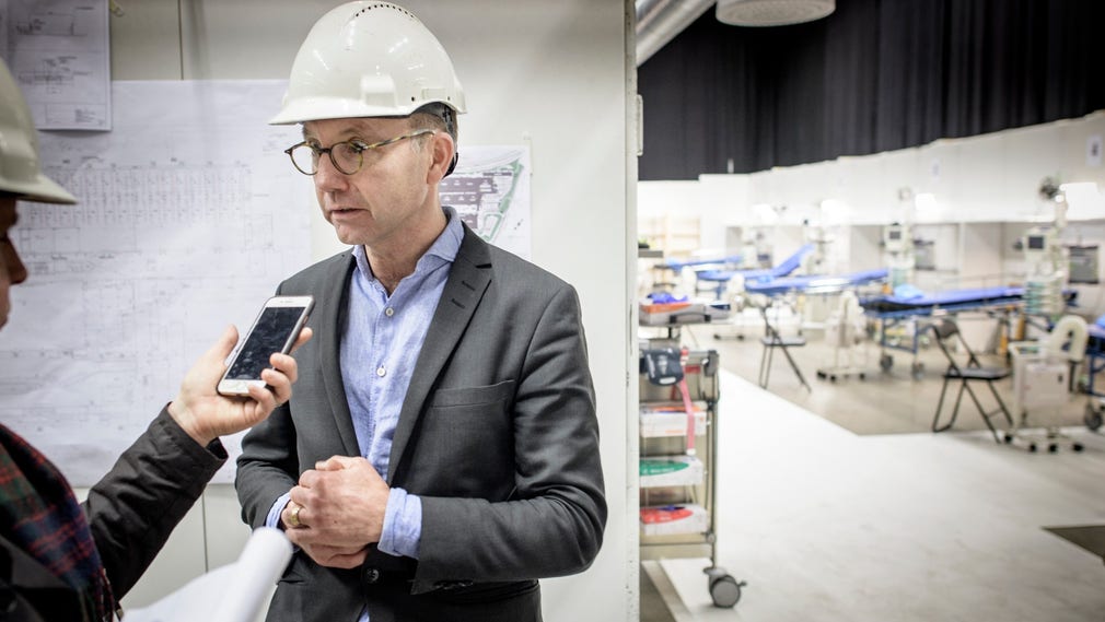 Hälso- och sjukvårdsdirektör Björn Eriksson på plats under det pågående bygget av fältsjukhuset - som öppnar till helgen.