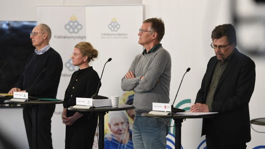 Thomas Lindén, avdelningschef för kunskapsstyrning för hälso- och sjukvården på Socialstyrelsen, Johanna Sandwall, krisberedskapschef på Socialstyrelsen, statsepidemiolog Anders Tegnell från Folkhälsomyndigheten och Svante Werger, särskild rådgivare på Myndigheten för samhällsskydd och beredskap.