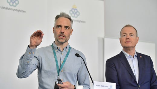 Anders Wallensten, biträdande statsepidemiolog på Folkhälsomyndigheten och Morgan Olofsson, kommunikationsdirektör för Myndigheten för samhällsskydd och beredskap.