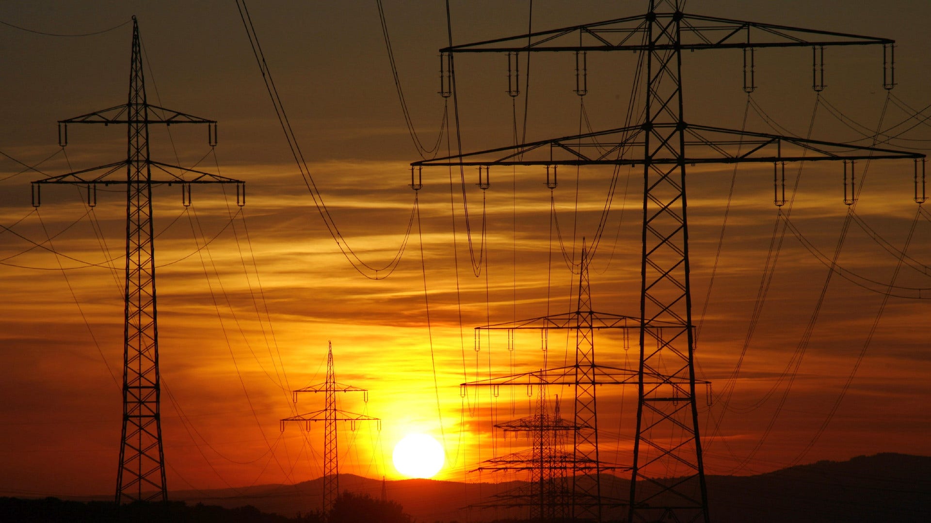 Investeringar behöver göras i ett starkare och mer robust elnät. Det gäller inte minst högspänningsledningar som är nödvändiga för elektrifiering och för tillgång på el alla tider under årets alla dagar, skriver artikelförfattarna.
