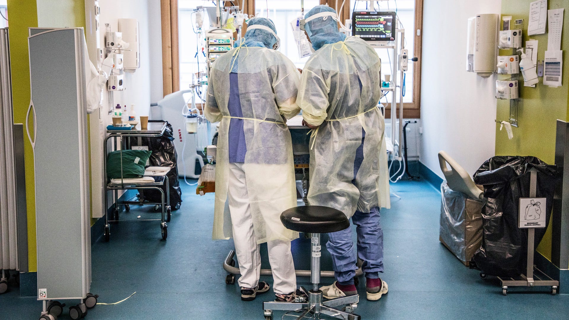 Läkare på Karolinska larmar om att de tvingas göra tuffa prioriteringar.