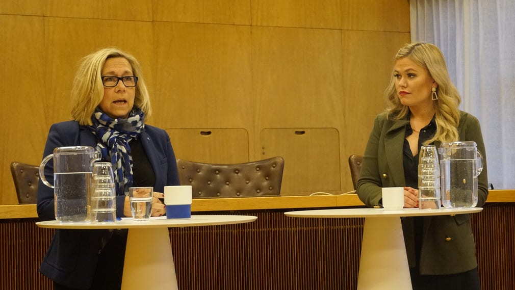 Helene Odenjung, Liberalerna, och Viktoria Tryggvadottir Rolka, Socialdemokraterna, under fredagens presskonferens i Stadshuset i Göteborg.