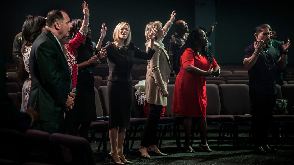 Paula White under morgongudstjänsten i pingstkyrkan ”City of Destiny