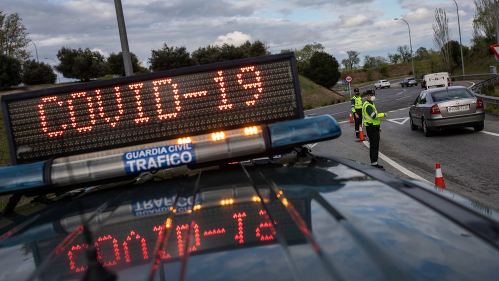 Polisen kontrollerar att utegångsförbudet följs.
