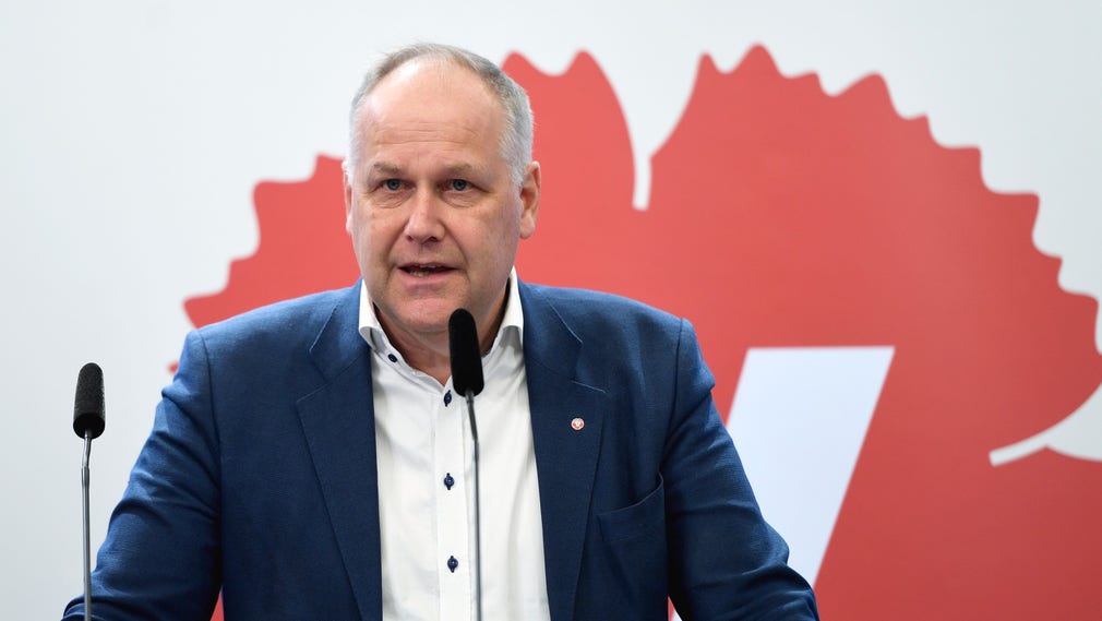 Jonas Sjöstedt (V) vill se 25 extra miljarder i stöd till kommuner och regioner.