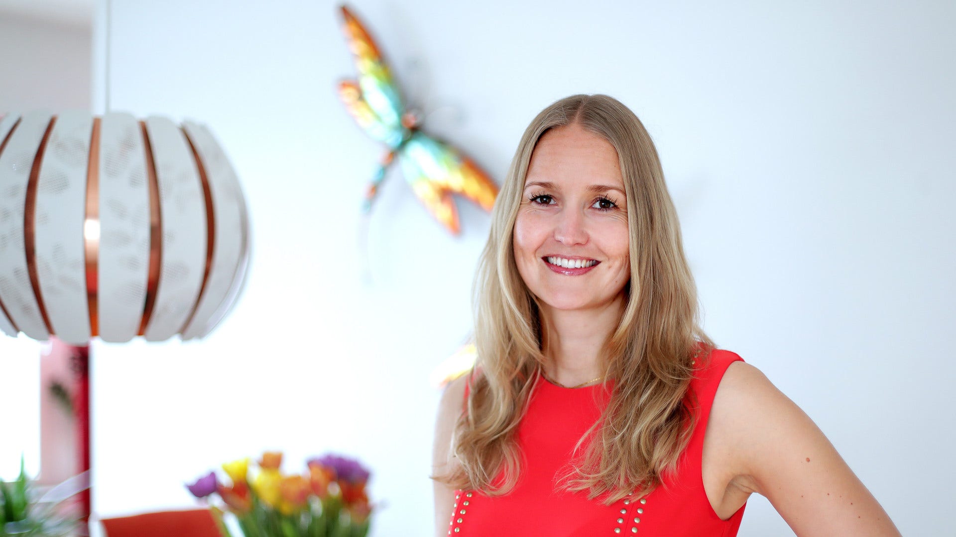 Att leda på distans skapar nya utmaningar när de spontana samtalen i korridorerna uteblir. Nina Åxman passar på att fråga om livet i övrigt när hon ringer jobbsamtal, och ser till att krydda med beröm. ”Jag tror att det är extra viktigt just nu”, säger hon.