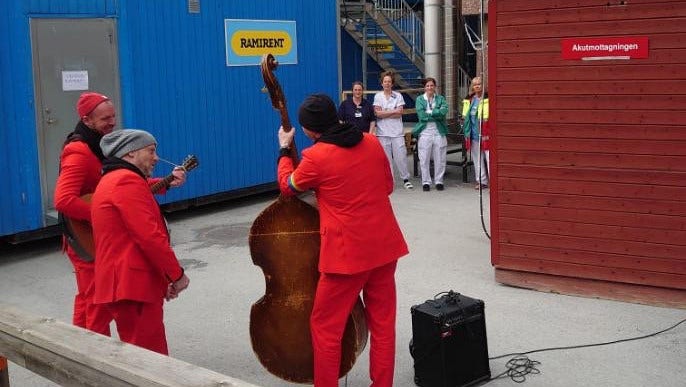 Klart distanserad spelning den 27 april för vårdpersonal vid Östersunds sjukhus akutmottagning.