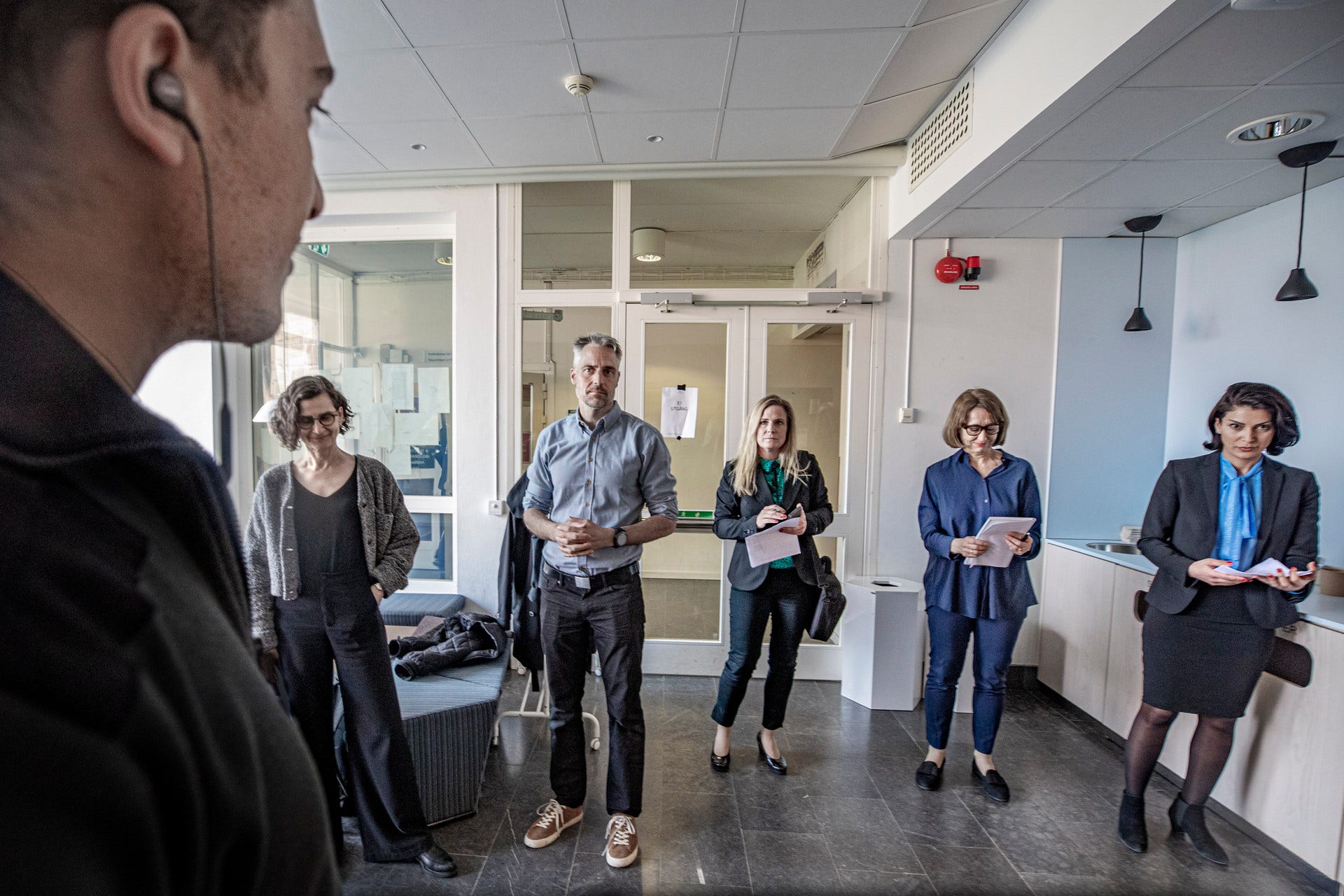 Klockan är 13.59. Anders Wallensten väntar på det att få gå in på pressträffen på slaget 14.00, tillsammans med Taha Alexandersson och Iréne Nilsson Carlsson från Socialstyrelsen och Anneli Bergholm Söder från MSB.