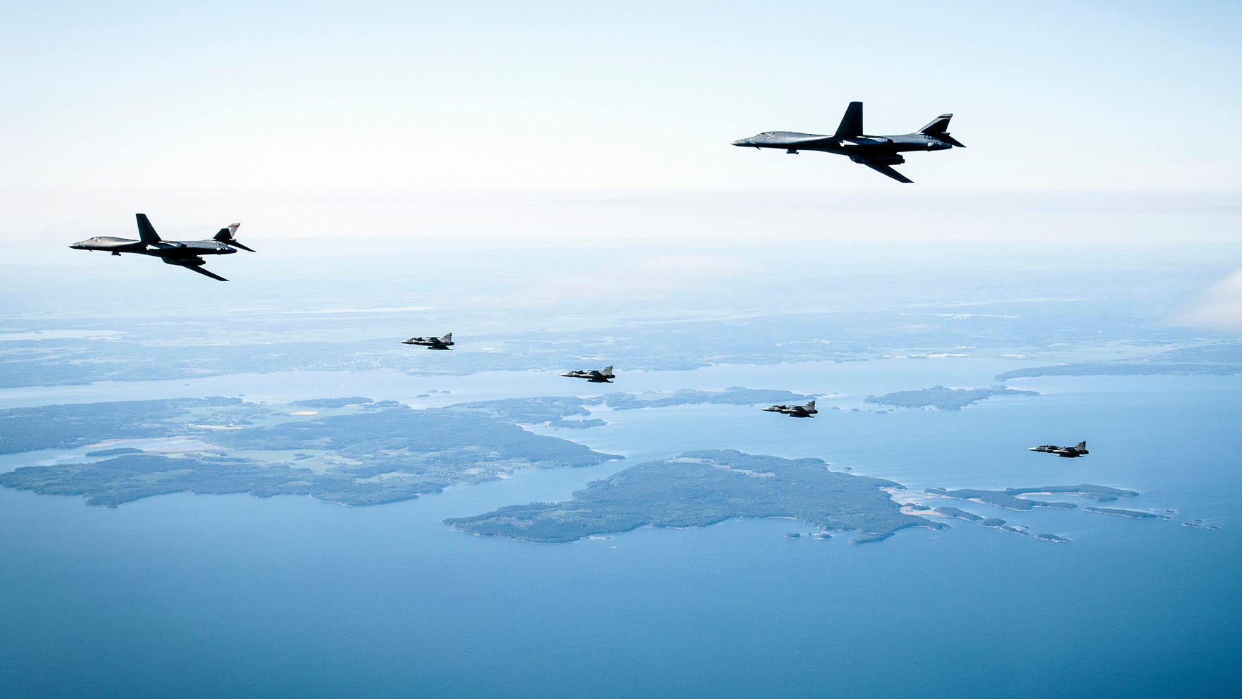 De två amerikanska bombplanen skyddades av fyra Gripen-plan på väg mot den simulerade attacken över Vänern.