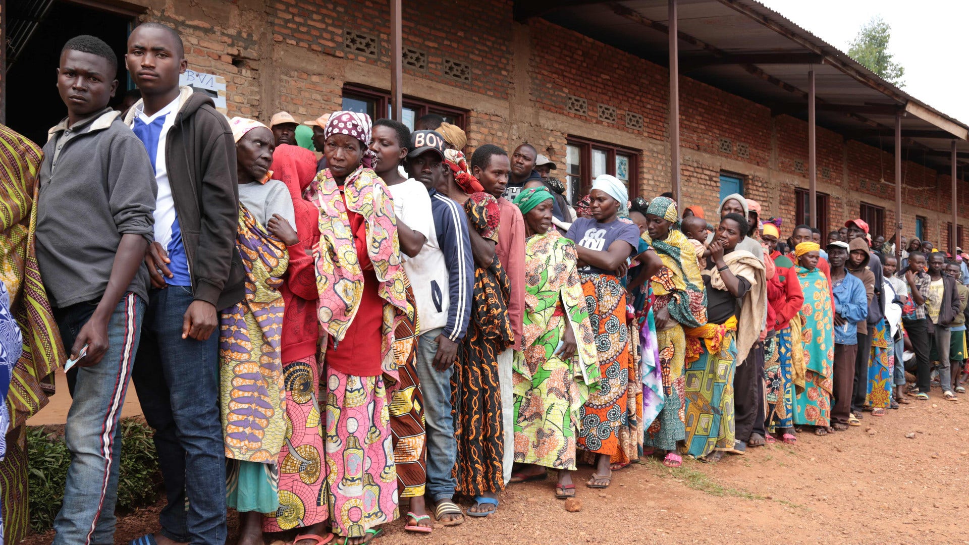 Utanför en vallokal i Giheta, centrala Burundi, köades det tätt.