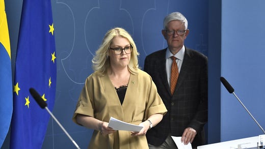 Socialminister Lena Hallengren och Folkhälsomyndighetens generaldirektör Johan Carlson vid pressträffen.