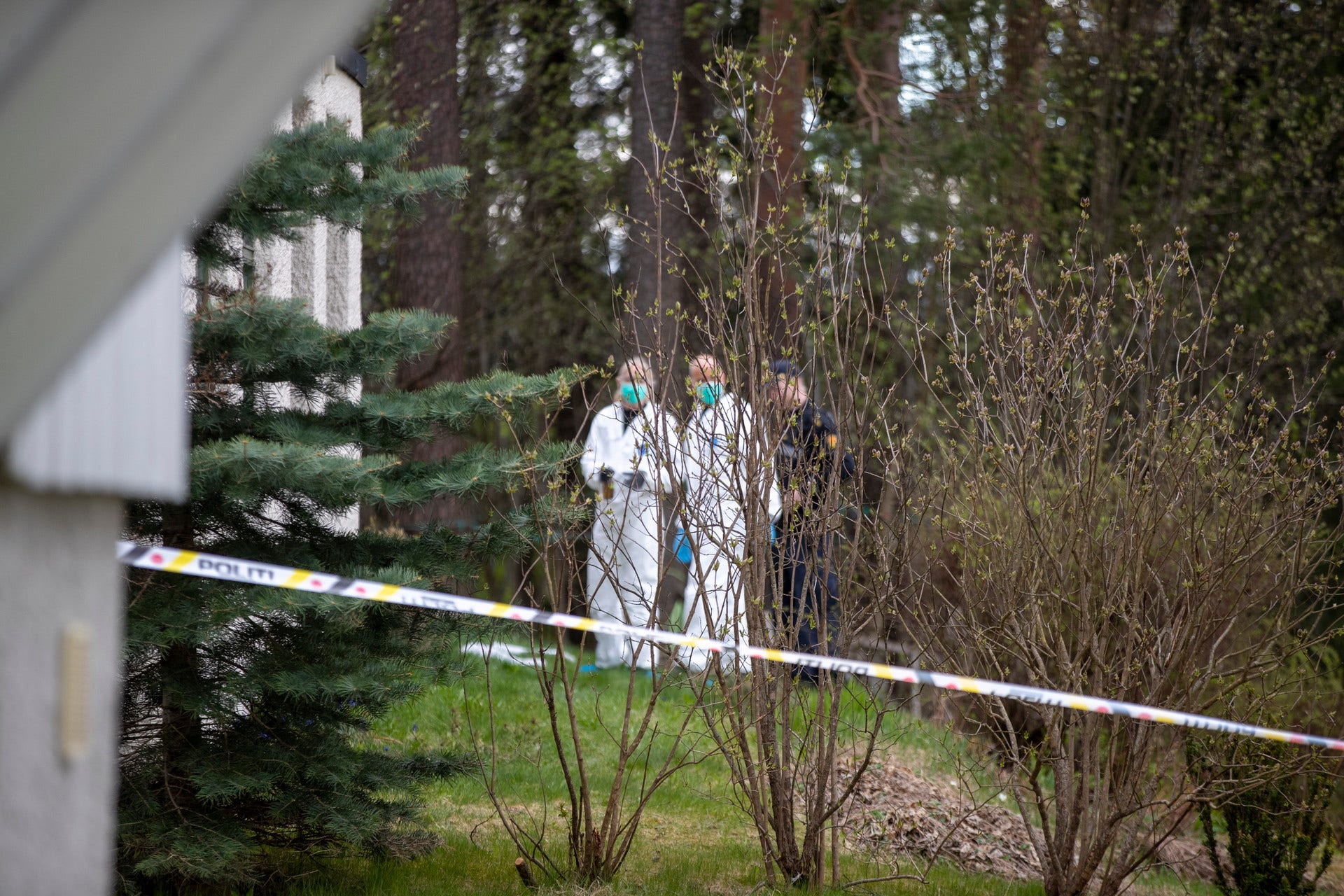Polisen utanför makarna Hagens villa i slutet av april 2020.