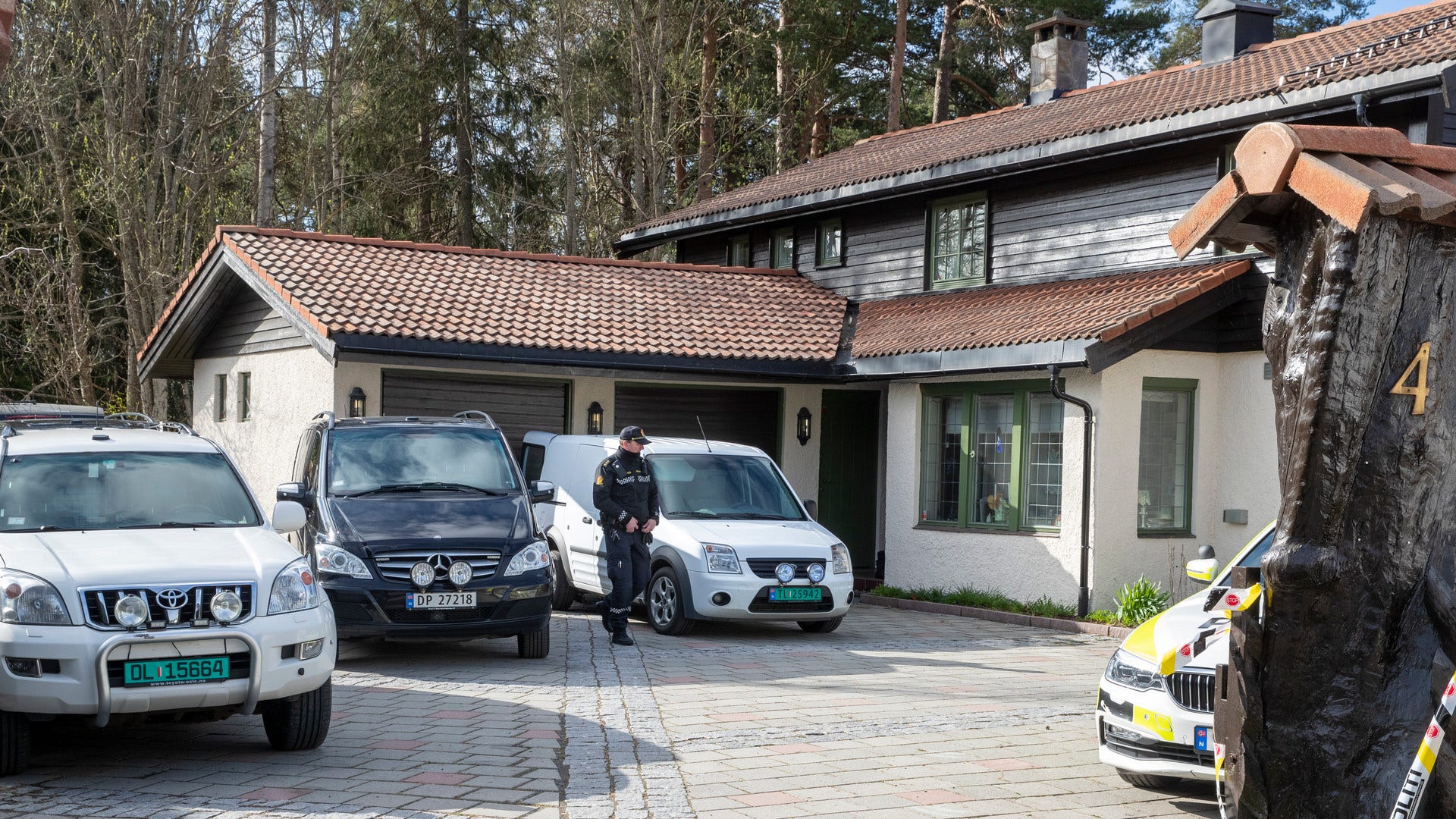 Makarna Hagens hem ligger vid vattnet – där har de bott sedan 1980-talet. Här är polisen i villan efter att man avslöjat att maken, Tom Hagen, är misstänkt för mord eller medhjälp till mord.