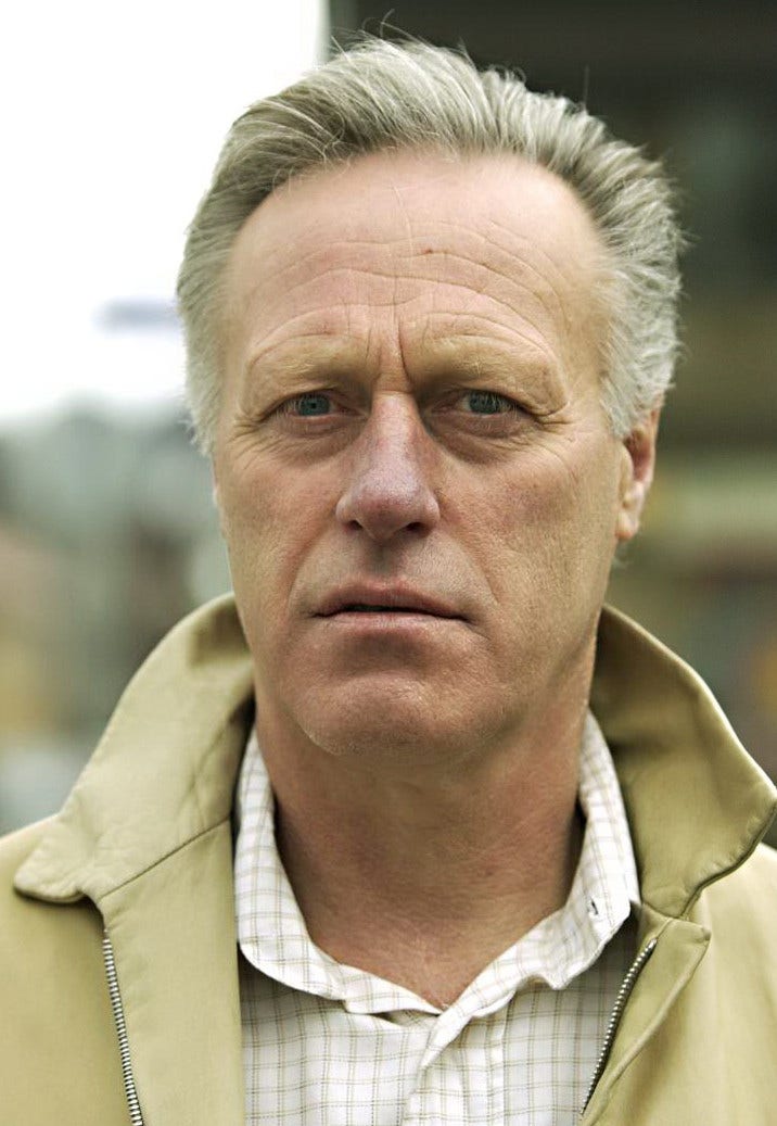 Maken Tom Hagen misstänks för mord eller medhjälp till mord.