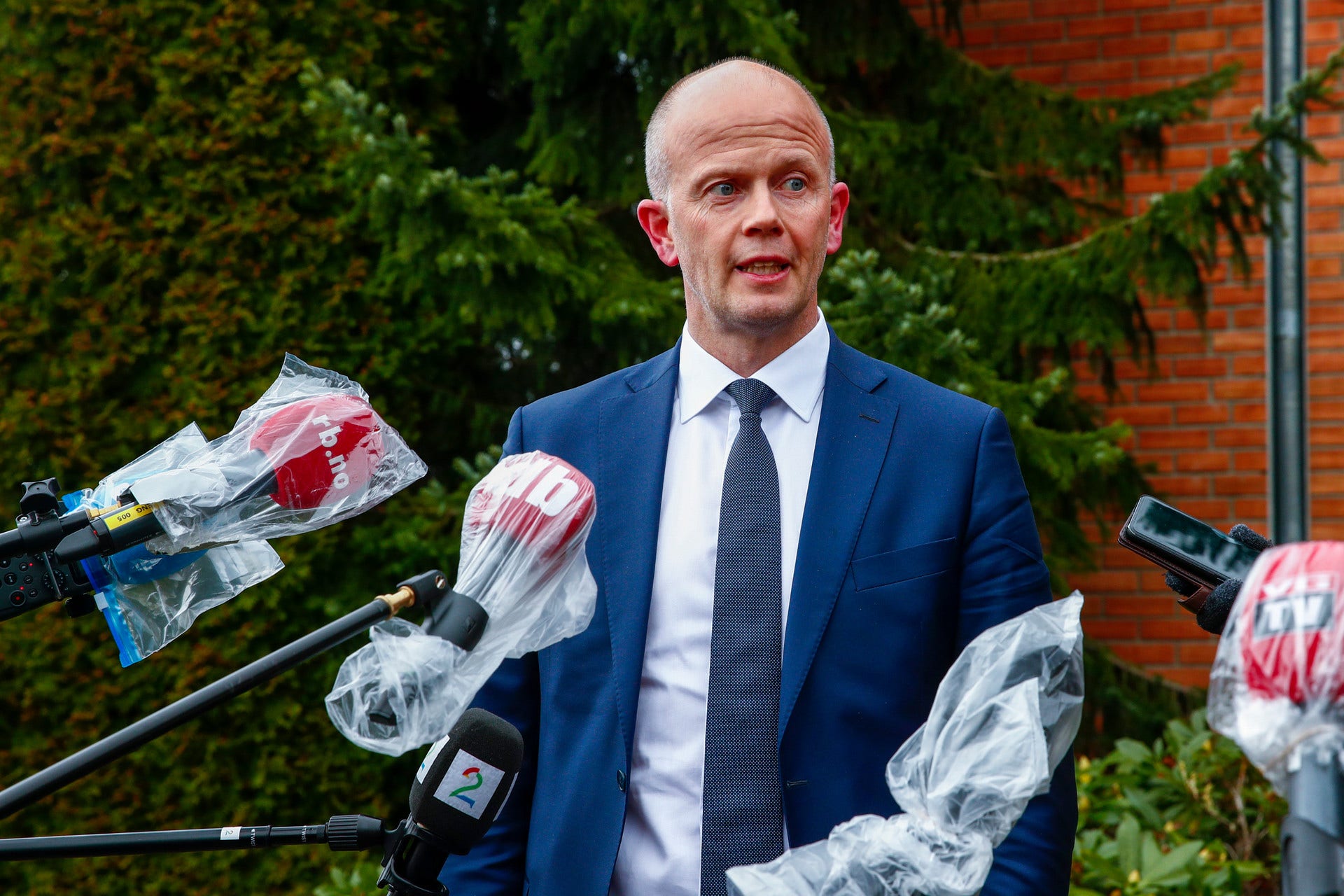 Tom Hagens advokat Svein Holden talar med pressen efter häktesförhandlingarna den 29 april.