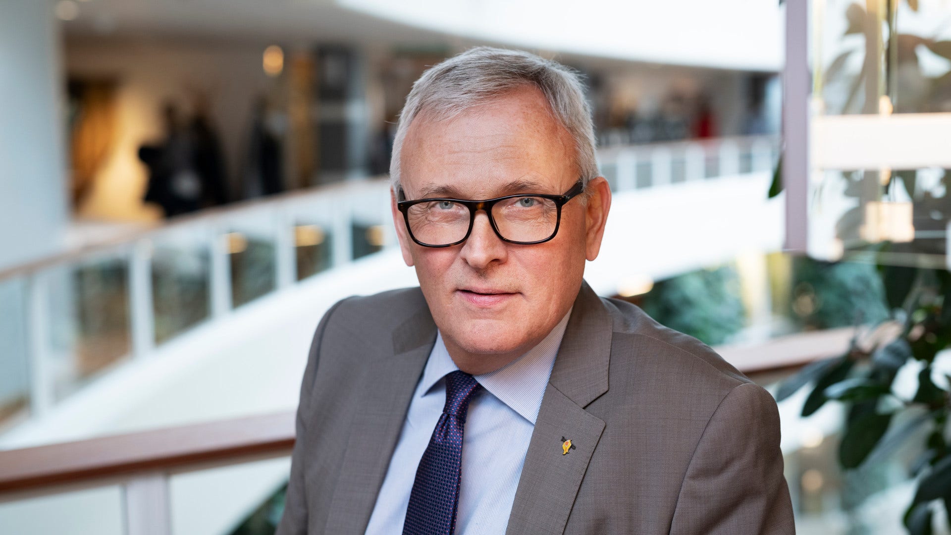 Det ekonomiska biståndet ökar i takt med att fler förlorar sina arbeten och få nya jobb tillkommer. SKR beräknar utbetalningar för ekonomiskt bistånd till 3 miljarder kronor mer 2021 än för 2018, skriver Anders Knape.