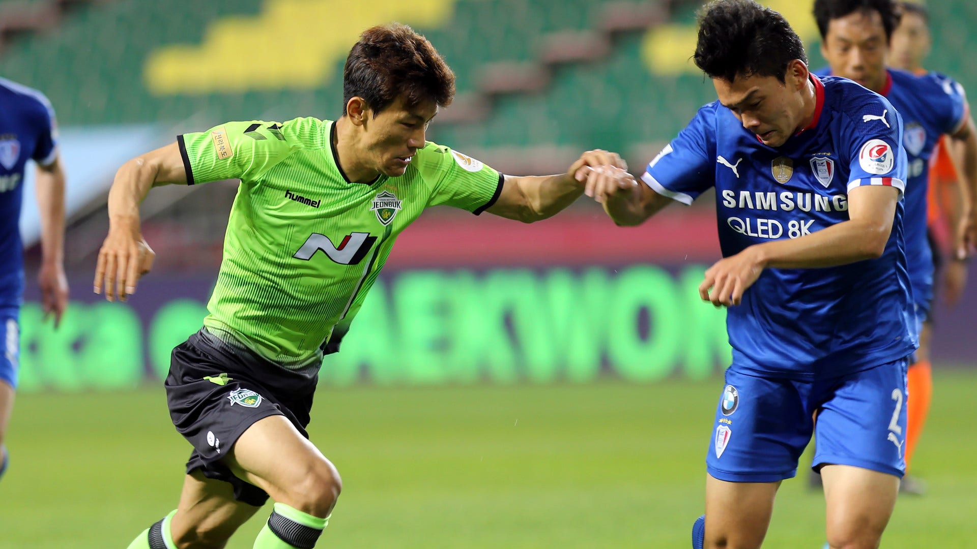 Kim Jin-su i Jeonbuk Motors i duell med Suwon Bluewings Park Dae-won när den sydkoreanska ligan inleddes.
