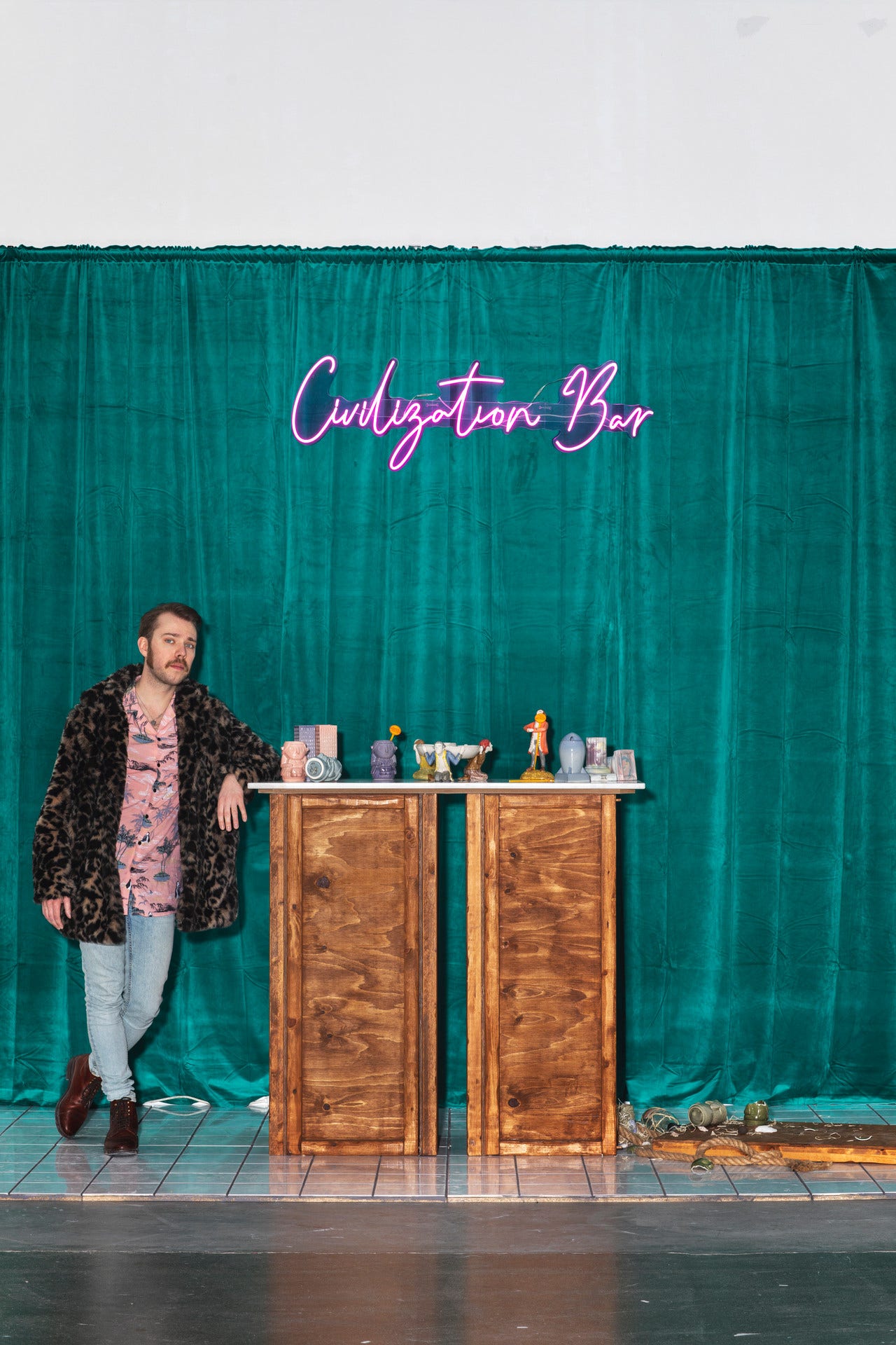Sebastian Hägelstam, ”Civilization Bar”, inspirerad av en traditionell tiki-bar, visas på Gustavsbergs konsthall.