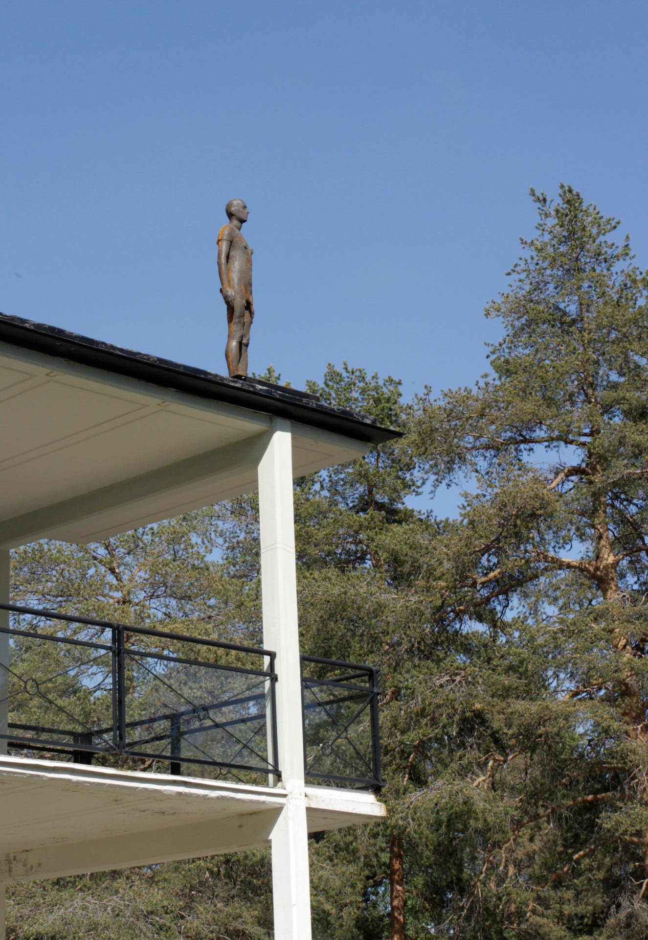 Antony Gormleys skulptur ”Another time VIII” i Umedalens skulpturpark