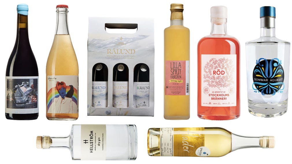 Åtta drycker från hantverksproducenter runt om i Sverige. Från vänster Wine Mechanics Common People Barbera 2019, Fruktstereo Désencidre, Idunn Norsjö Wine Rålund Wild Blueberry Wines, Lilla Spritfabrikens Snapphanepunsch, Stockholms Bränneri Aperitif Röd, samt Tevsjö Sommar Aquavit. Liggande: Hellström Dry Gin och Spriteriet Fläderlikör.