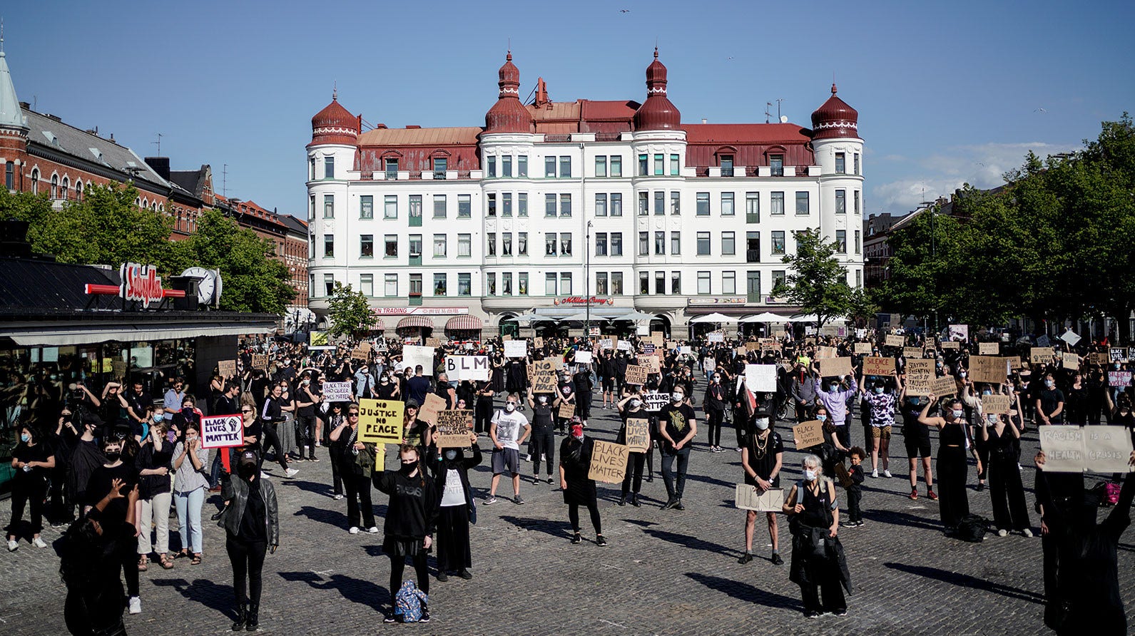 Ett hundratal demonstranter hade slutit upp på Möllevångstorget i Malmö för att manifestera mot polisvåld.