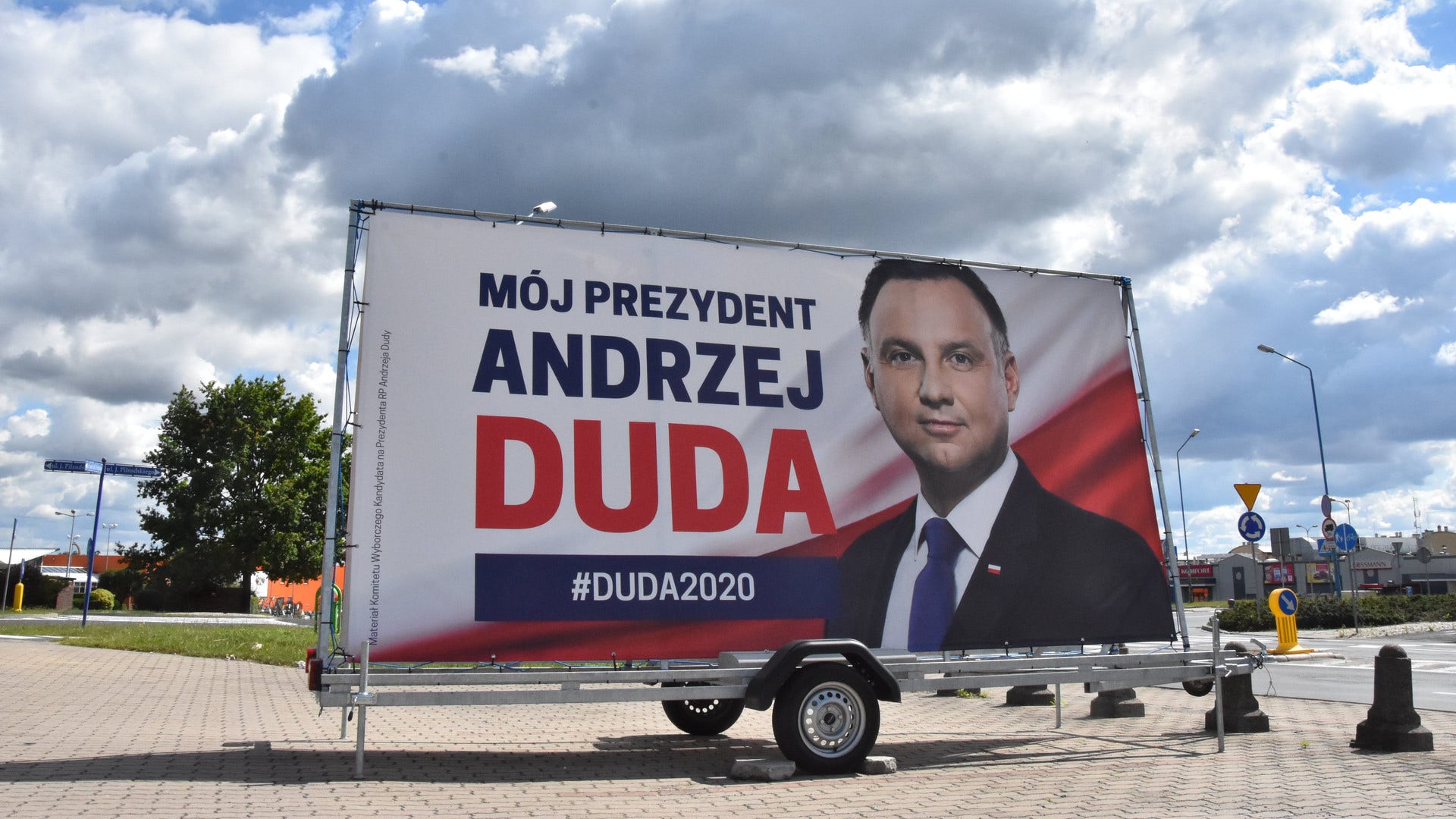 Presidenten Andrzej Duda sitter kvar.