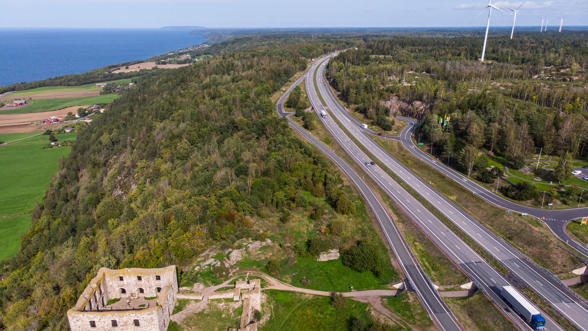 Ett kanadensiskt bolag vill bygga en gruva i Grännaberget vid Vättern. Gruvan planeras strax norr om slottsruinen Brahehus, i området Norra Kärr som ligger bakom vindkraftverken.