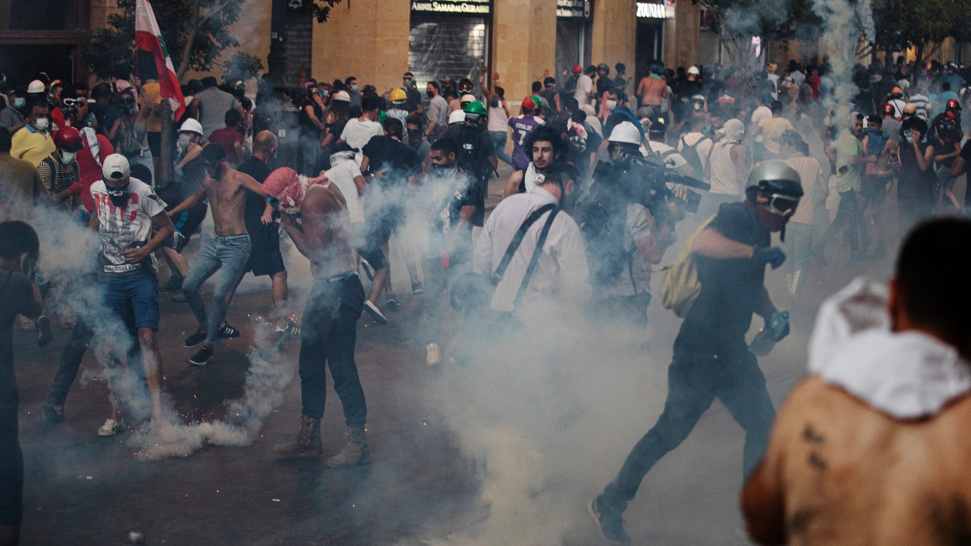 Protester i Beirut på måndagskvällen.