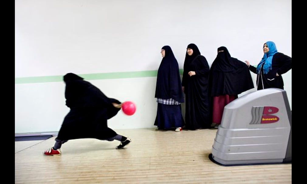 Alia Khalifa och hennes kompisar träffas i Rinkeby Bowlinghall för en match.