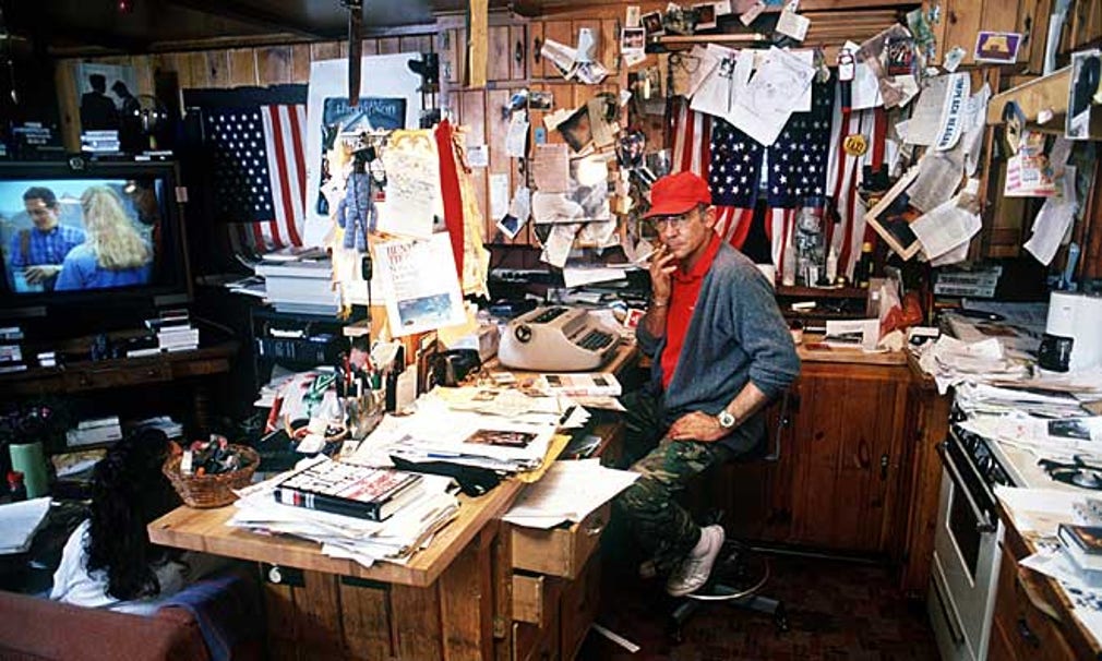 Hunter S Thompson i sin stökiga kåk i Colorado. Under andra halvan av sitt liv led han av svårartad skrivblockering.