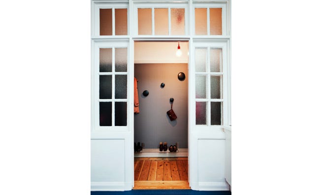 Det spröjsade glaspartiet mellan­ köket och hallen är en rest från när fastigheten var ett barnhem. Knopparna, ”Dot”, från Muuto.