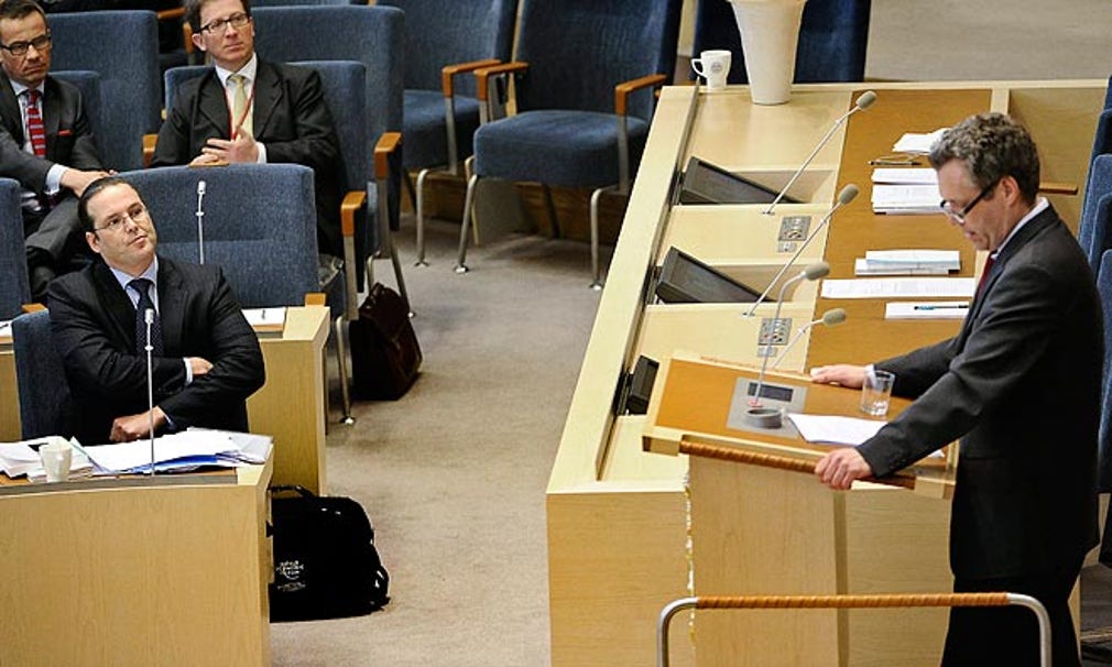 Finansminister Anders Borg överlämnade på onsdagen regeringens ekonomiska vårproposition till riksdagen. I talarstolen ses Socialdemokraternas nya ekonomiska talesman Tommy Waidelich.