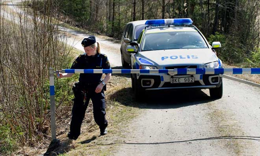 Polisen vid en vägspärr i Rörmossen, Bergshamra, i närheten av den plats i Roslagen där två vargar anföll en barnfamilj.