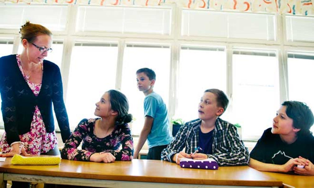 Läraren Anna Björnäs, Frida Sandberg och Sebastian Ungman Backlund i klass 5 B i Alviksskolan.
