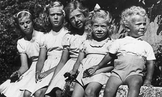 Med sina systrar på en mur till Haga slott 1948.