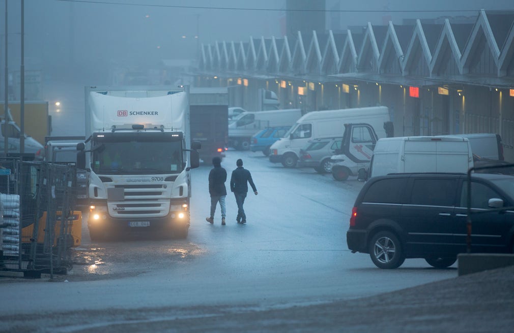 När pengarna är slut gör Abir som många andra i samma situation – åker till grossistområdet Årsta partihallar – där migranter får lasta bröd, frukt och grönsaker för ett par hundralappar om dagen, ungefär 20 kronor i timmen.