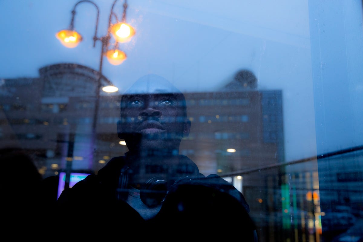 Den rullstolsburne mannen i Vallentuna söker personliga assistenter bland nyanlända migranter som inte kan svenska och inte vet sina rättigheter. Den som har en svensk flickvän får inte jobb, berättar Mouhammed Dione från Senegal som själv arbetat för Farook under två månader.