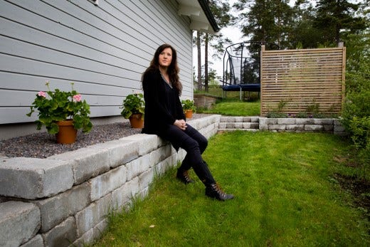 Kristin Stenerhag i Gustavsberg upptäckte att stenläggarna i familjens trädgård arbetade under mycket svåra förhållanden till låga löner. I smyg packade hon ihop säckar med kläder och skickade med de livrädda rumänerna hem.