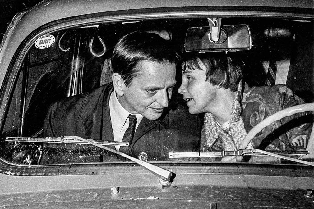 Statsminister Olof Palme (S) får skjuts av hustrun Lisbet 1970. Foto: Folke Hellberg