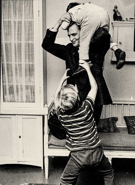 Hemma med sönerna Joakim och Mårten 1965. Foto: Sven Åsberg